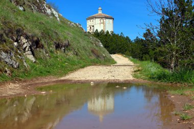 Rocca Calascio kalesinin yakınındaki Santa Maria della Pieta Kilisesi. Santa Maria della Pieta İtalya 'nın Abruzzo kentindeki Gran Sasso Ulusal Parkı' nda bulunan ve XVII yüzyılında inşa edilmiş bir sekizgen kilisedir.