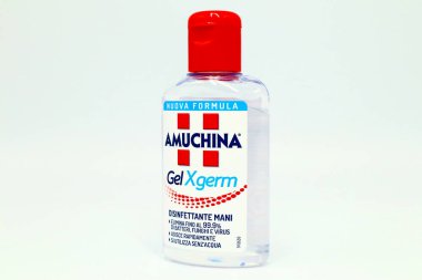Pescara, İtalya 28 Şubat 2020: Virüs, mantar ve bakterileri azaltmak için AMUCHINA gel XGERM El Dezenfektanı. AMUCHINA, ACRAF ANGELINI Pharma 'nın İtalyan markasıdır.