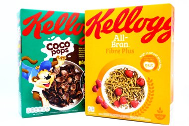 Pescara, İtalya 15 Şubat 2021: KELLOGG 's All-Bran Fiber Plus ve KELLOGG' s Coco Pops