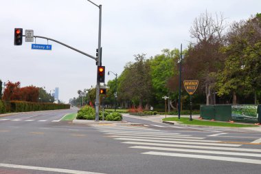 Beverly Hills, California - 12 Mayıs 2019: Beverly Hills Tabelasının Santa Monica Bulvarı 'ndaki Beverly Gardens Park manzarası