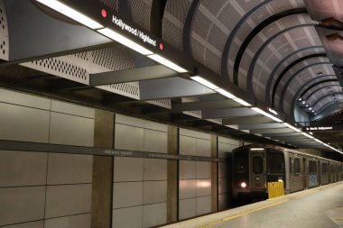 Hollywood, California - 6 Ekim 2019: Hollywood / Highland Metro İstasyonu 'nun raylarında. Hollywood / Highland 'dan Union İstasyonuna