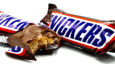 Roma, İtalya 9 Kasım 2021: Snickers çikolataları beyaz arka planda izole edildi. Samanyolu, Mars Anonim Şirketi 'nin bir markasıdır.