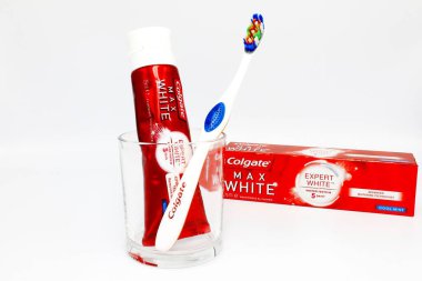 Pescara, İtalya 26 Ağustos 2019: Colgate-Palmolive yapımı Max White Toothpaste