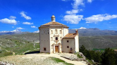 İtalya 'nın Abruzzo kentindeki Rocca Calascio kalesine yakın Santa Maria Della Piet