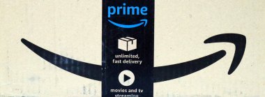 Amazon paket kutusu teslimatı 