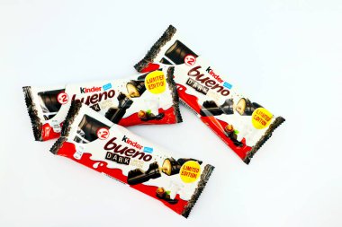 Pescara, İtalya 29 Kasım 2019 Kinder Bueno Dark Chocolate Limited Edition. Kinder, Ferrero tarafından İtalya 'da üretilen bir gıda ürünüdür.