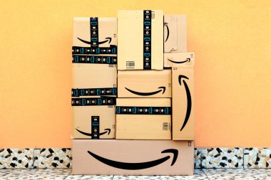 Amazon paketleri, kutular kapıya teslim edilecek.
