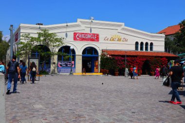 Los Angeles, Kaliforniya - 12 Mayıs 2019: Los Angeles Olvera Caddesi 'ndeki ünlü Meksika mahallesi ve pazarı