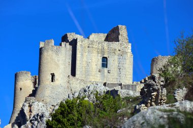 Rocca Calascio Kalesi dağın tepesindeki bir kaledir.