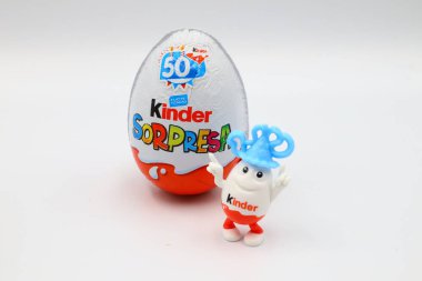 Pescara, İtalya 5 Mart 2019 Kinder Sürpriz Çikolatalı Yumurtalar. Kinder Surprise, Ferrero tarafından İtalya 'da üretilen bir üründür.