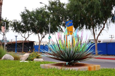 Batı Hollywood, California - 12 Mayıs 2019: Santa Monica Bulvarı 'nda James Petersen tarafından yapılan Kamu Sanat Heykeli CACTI manzarası. ve Doheny Drive, Batı Hollywood