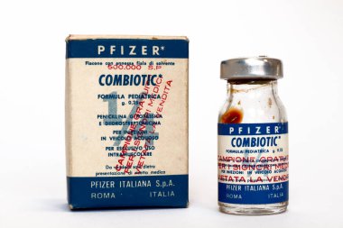 New York, ABD 18 Nisan 2021: Vintage 1955 Vials of PFIZER Penisillin G - PFIZER, 1849 yılında Charles Pfizer ve Charles Erhart tarafından kurulan ABD 'li ilaç şirketi.