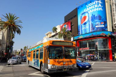 Hollywood, California - 10 Ekim 2019: Hollywood & Highland Center yakınlarındaki LA Metro Otobüsü, Hollywood Bulvarı ve Highland Avenue 'daki alışveriş merkezi ve eğlence kompleksi