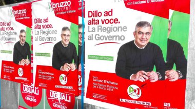 PESCARA, İTALYA - 01 Mart 2018: İTALYA 'NIN ELEKSYONU İÇİN 4 Mart 2018' deki Seçim Duvarı Afişleri