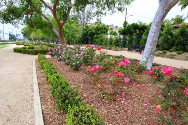 Beverly Hills, California - 12 Mayıs 2019: Santa Monica Bulvarı 'ndaki Beverly Gardens Parkı manzarası