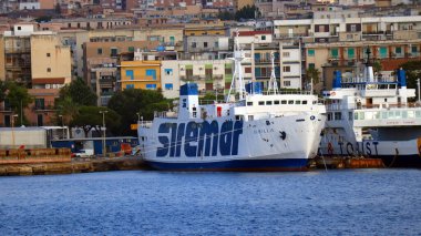 Messina, Sicilya İtalya: Messina Boğazı üzerinde CARONTE & TOURIST Feribot ile Messina girişinin görüntüsü