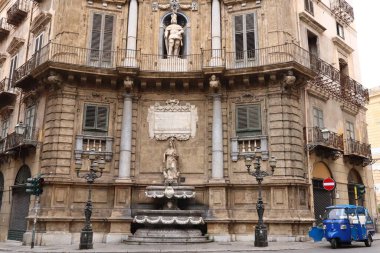 Palermo, Quattro Canti (Piazza Vigliena, The Four Corners), Palermo, Sicilya, İtalya ve Avrupa 'nın merkezinde bir Barok meydanı.