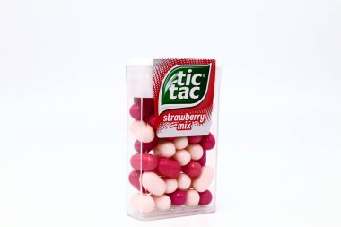 Pescara, İtalya 26 Aralık 2019: TIC TAC çilek karışımı şekerler. Tic Tac, Ferrero 'nun bir markası.