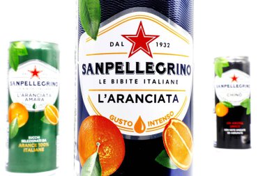 Pescara, İtalya 24 Ağustos 2019: Sanpellegrino İtalyan köpüklü portakal suyu kutuları