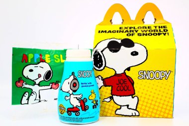 Los Angeles, Kaliforniya 2 Aralık 2019 McDonald 's Happy Meal karton kutusunda SNOOPY a Peanuts Characters. McDonald 's bir fast food restoran zinciri.