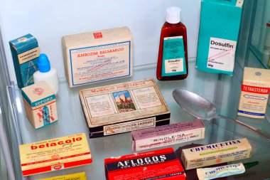Eczane, sergilenen eski ilaçlar. 