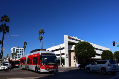 Beverly Hills, Kaliforniya 11 Ekim 2019: 720 sefer sayılı Metro Ekspres Otobüs Wilshire Bulvarı 'ndaki Cedars-Sinai Medikal Grubu yakınlarında.