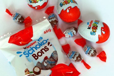 Pescara, İtalya 18 Temmuz 2019 Kinder Schoko-Bons Çikolatası. Kinder, Ferrero tarafından İtalya 'da üretilen bir üründür.