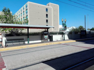 SAN DIEGO, California - 12 Eylül 2018: San Diego MTS Metropolitan Transit Sistemi Yeşil Hat Trolley İlçe Merkezi Küçük İtalya İstasyonu