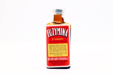 Pescara, İtalya - 18 Nisan 2019: Gastrit tedavisinde kullanılan vintage ilaç EUZYMINA. MENARINI tarafından 1950 / 60 'larda üretilmiş bir İtalyan ilaç şirketidir..