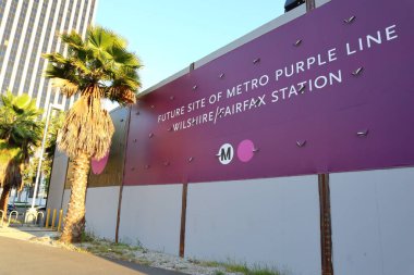 Los Angeles, California - 20 Mayıs 2019: İnşaat halindeki Wilshire Fairfax Metro Mor Hat İstasyonu, 2023 'te açılmak üzere.