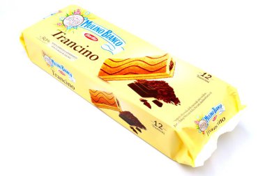 Pescara, İtalya 29 Ağustos 2019: Çikolatalı Mulino Bianco Trancino Sponge Pastası. Mulino Bianco, Barilla tarafından İtalya 'da üretilen bir üründür.