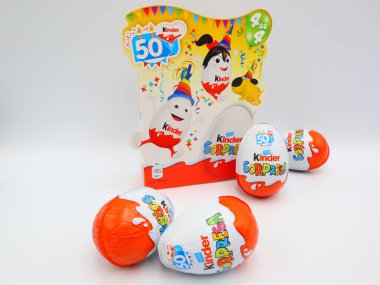 Pescara, İtalya 27 Şubat 2019: Kinder Sürpriz Çikolatalı Yumurtalar. Kinder Surprise, Ferrero tarafından İtalya 'da üretilen bir üründür.