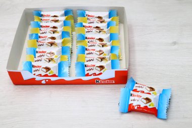 Pescara, İtalya 18 Temmuz 2019: Kinder Chocolate mini barları. Kinder, Ferrero tarafından İtalya 'da üretilen bir üründür.