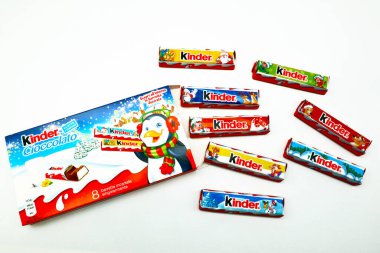 Pescara, İtalya 26 Kasım 2019: Noel Teması 'nda Kinder Çikolataları. Kinder, Ferrero tarafından İtalya 'da üretilen bir gıda ürünüdür.