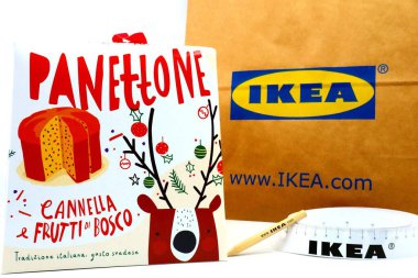 Pescara, İtalya 18 Aralık 2020: IKEA Panettone. Tarçınlı ve dutlu geleneksel kek. IKEA dünyanın en büyük mobilya perakendecisi ve mobilya montajına hazır satıyor.