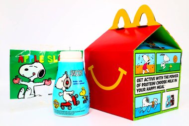 Los Angeles, Kaliforniya 2 Aralık 2019 McDonald 's Happy Meal karton kutusunda SNOOPY a Peanuts Characters. McDonald 's bir fast food restoran zinciri.