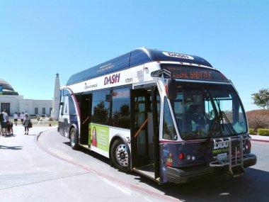 LOS ANGELES, California - 17 Eylül 2018: Los Angeles LADOT Transit DASH otobüs ve otobüs durağı Griffith Gözlemevi