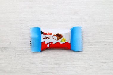 Pescara, İtalya 18 Temmuz 2019: Kinder Chocolate mini barları. Kinder, Ferrero tarafından İtalya 'da üretilen bir üründür.