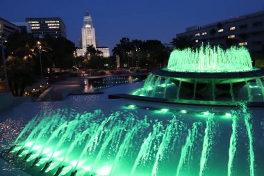 Los Angeles, Kaliforniya - 14 Mayıs 2019: Los Angeles Şehir Merkezi 'ndeki Grand Park Çeşmesi' nden Belediye Binası manzarası