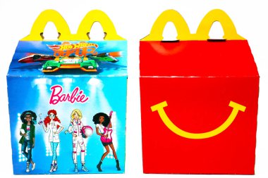 Los Angeles, California 2 Aralık 2019 'da McDonald' s Happy Meal karton kutusunda Mattel Barbie ve Hot Wheels oyuncakları vardı. McDonald 's bir fast food restoran zinciri..
