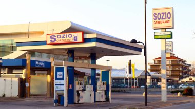 Pescara, İtalya 20 Mart 2022: SOZIO Carburanti Benzin İstasyonu. SOZIO Carburanti bir İtalyan yakıt şirketi.