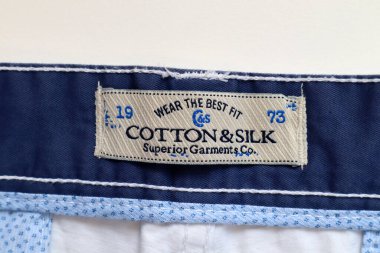 Roma, İtalya - 29 Eylül 2022: COTTON ve SILK pantolonun etiketi. COTTON ve SILK, UCM Sportswear S.R.I. 'ın İtalyan şık ve günlük moda markasıdır. - İtalya