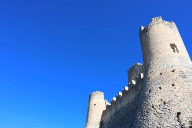 Rocca Calascio Kalesi dağın tepesindeki bir kaledir.