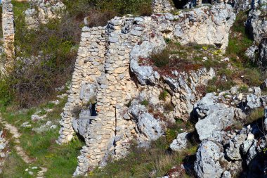 Rocca Calascio Kalesi dağın tepesindeki bir kaledir.