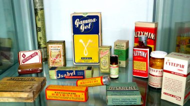 Eczane, sergilenen eski ilaçlar. 