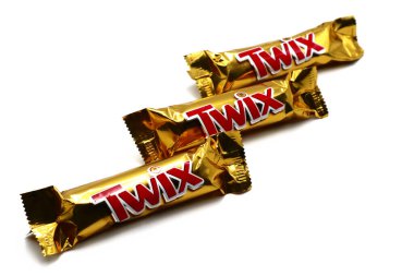 Roma, İtalya 9 Kasım 2021: Beyaz arka planda izole edilmiş TWIX çikolatası. Twix, Mars Anonim Şirketi 'nin bir markası.