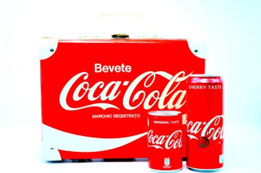 Pescara, İtalya 1 Ocak 2020: COCA-COLA Orijinal Tat Kutuları. Coca-Cola ve şişe tasarımları Coca-Cola Şirketi 'nin markasıdır.