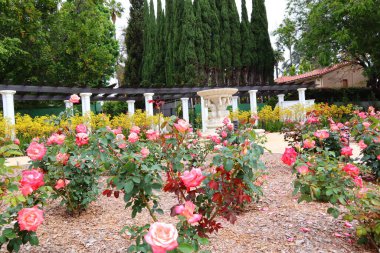 Beverly Hills, California - 12 Mayıs 2019: Santa Monica Bulvarı 'ndaki Beverly Gardens Parkı manzarası