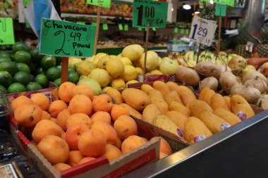 Los Angeles, California - 13 Mayıs 2019: Los Angeles şehir merkezinde yer alan GRAND CENTRAL MARKET 'in içerisi