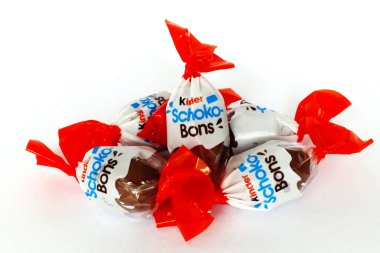 Pescara, İtalya 18 Temmuz 2019 Kinder Schoko-Bons Çikolatası. Kinder, Ferrero tarafından İtalya 'da üretilen bir üründür.